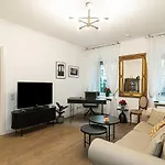 Old Town Apartment On Quiet Private Street