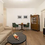 Old Town Apartment On Quiet Private Street