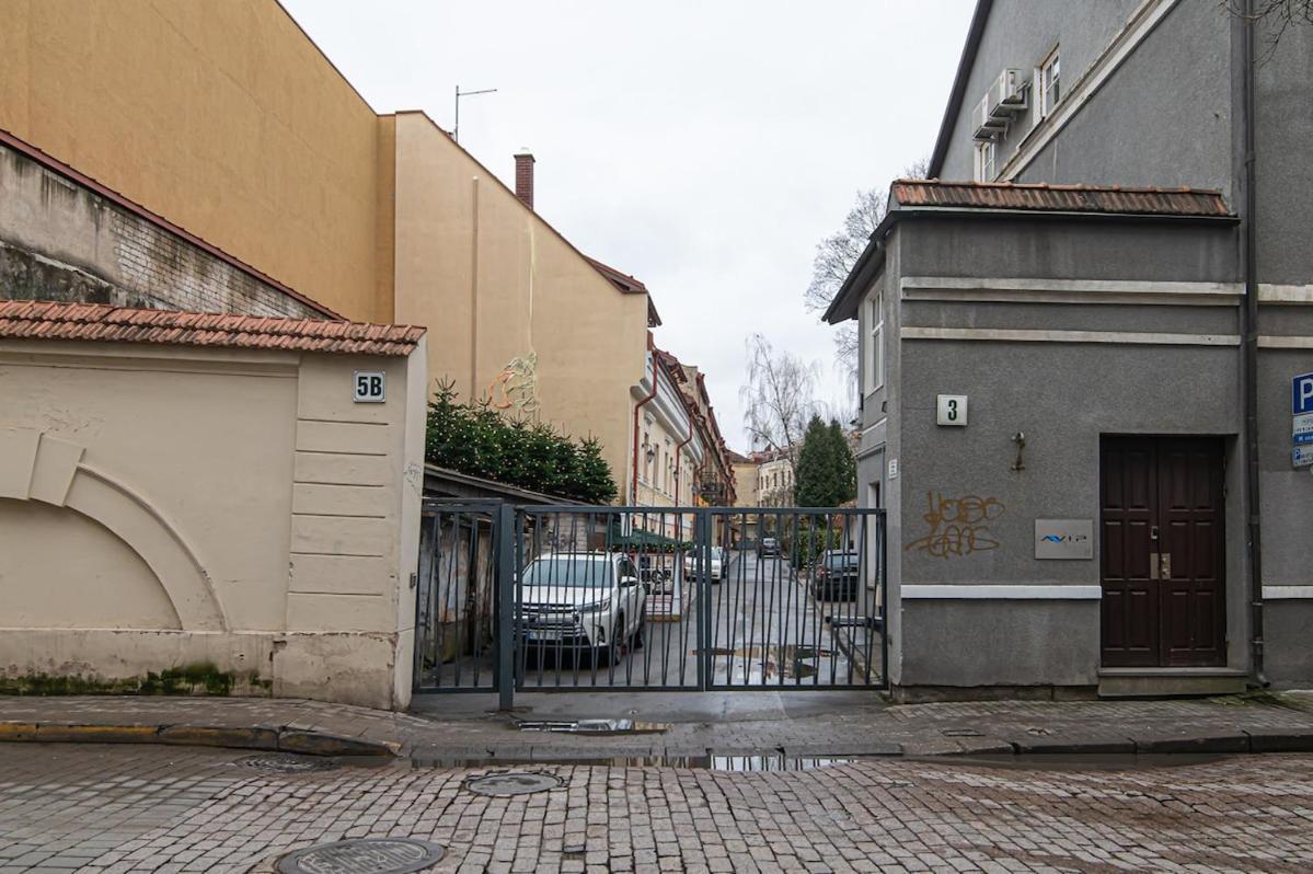 Old Town On Quiet Private Street Butas